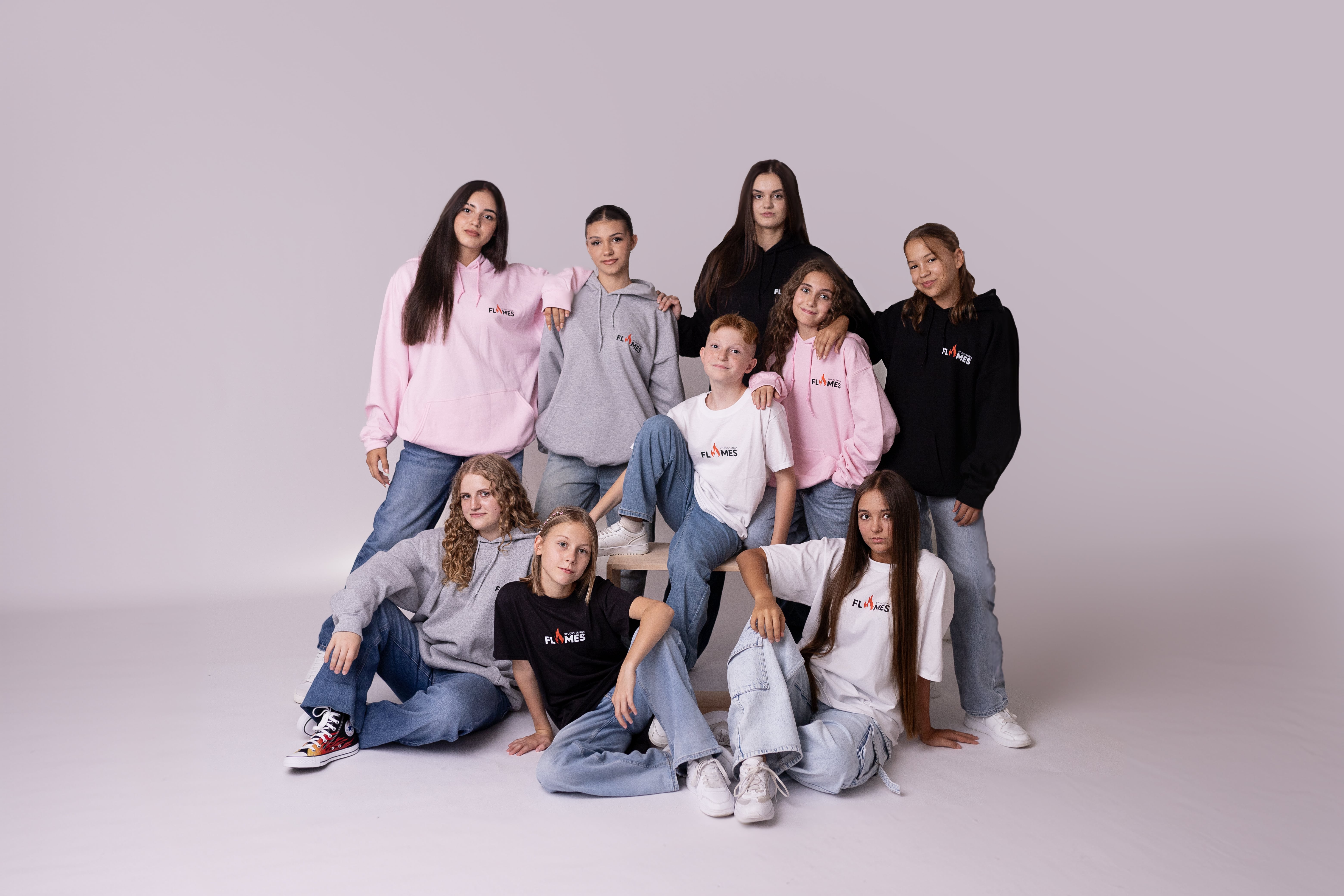 zdjęcie grupowe w nowej kolekcji ubrań